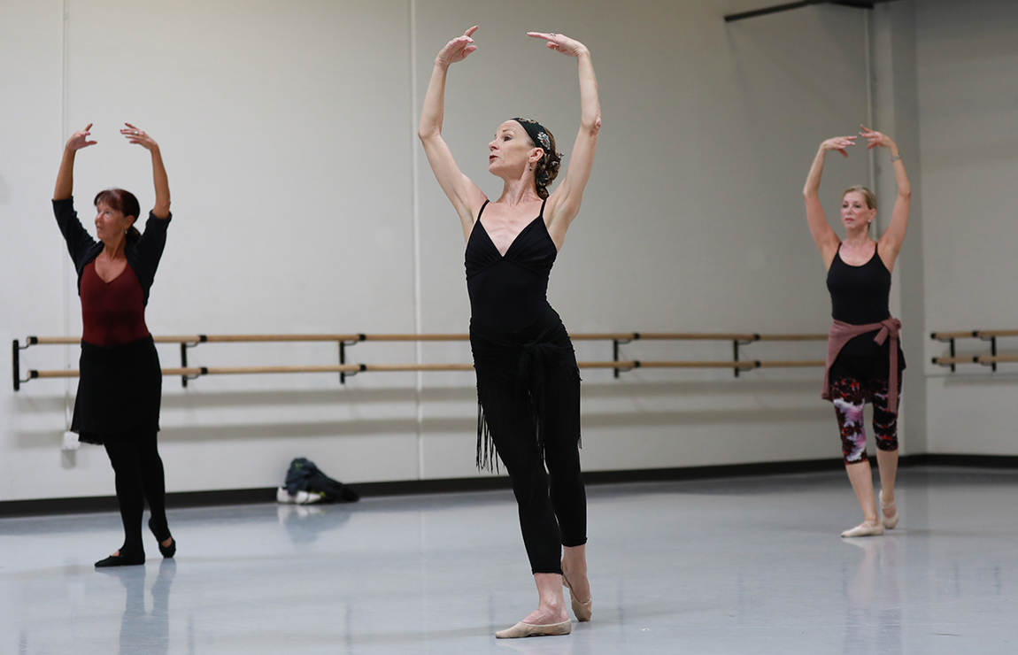 Gail Passey-Reed (center) teaching adult ballet class at The School of Ballet Arizona. Photo by Tzu-Chia Huang.