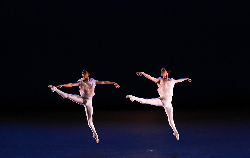 Ballet Arizona dancers Erick Garnica and Alberto Peñalver in Ib Andersen's 'Goldberg Variation 1'. Photo by Tzu Chia Huang.
