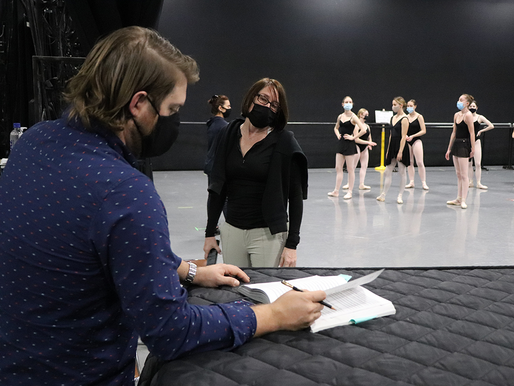 Matthew Kasper and Maria Simonetti in rehearsal for Swan Lake with the students of The School of Ballet Arizona. Photo by Alberto Peñalver.