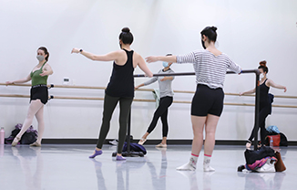 Ballet Arizona Contemporary Council and Ballet Barre members participating in Intro to Ballet Class.